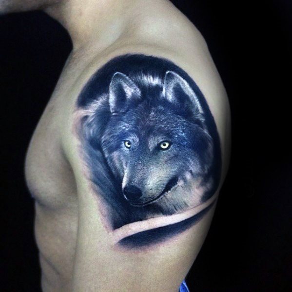 tatuaje lobo realista para hombre 37