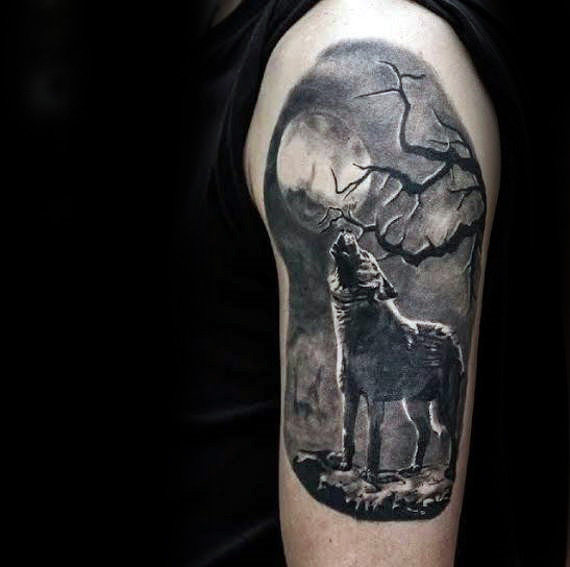 tatuaje luna realista para hombre 01