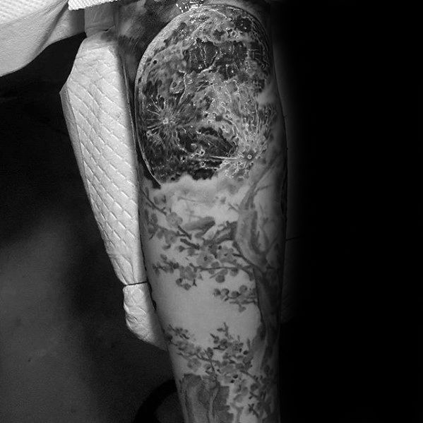 tatuaje luna realista para hombre 03