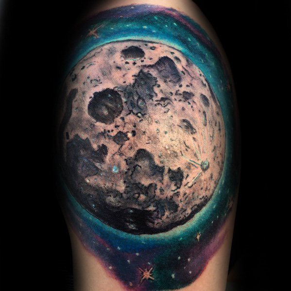 tatuaje luna realista para hombre 05