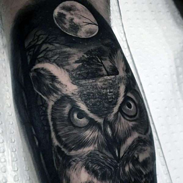 tatuaje luna realista para hombre 06