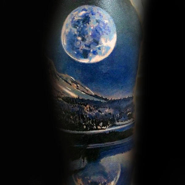 tatuaje luna realista para hombre 08