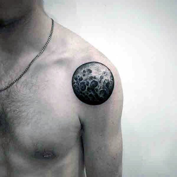 tatuaje luna realista para hombre 11
