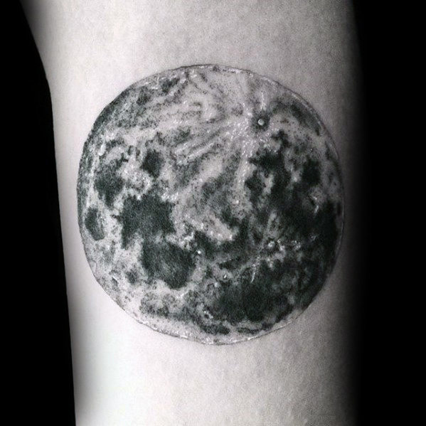 tatuaje luna realista para hombre 12