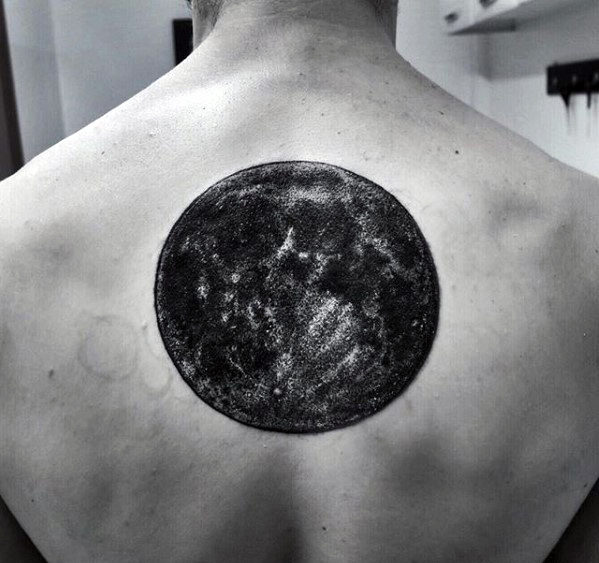 tatuaje luna realista para hombre 15