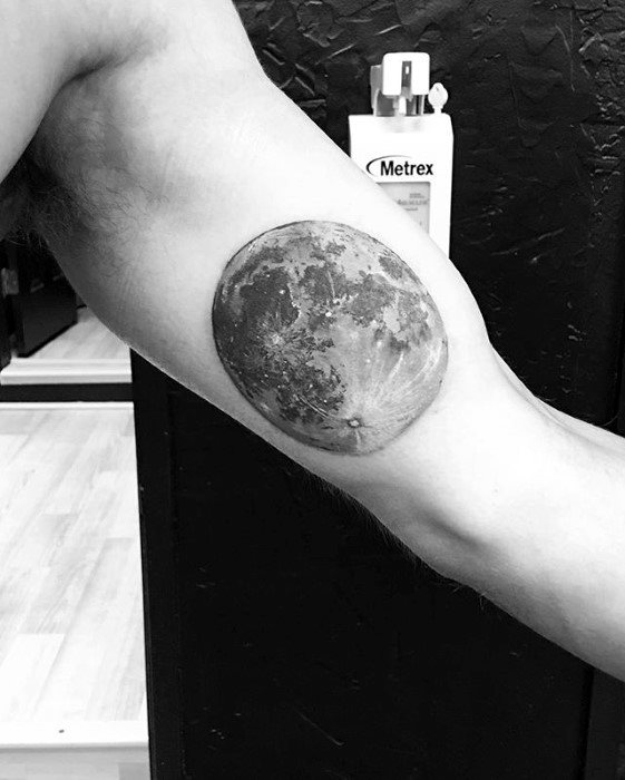tatuaje luna realista para hombre 21