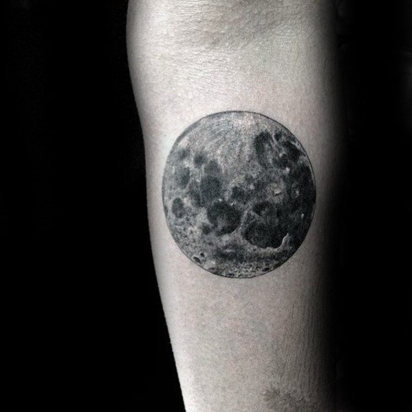 tatuaje luna realista para hombre 25