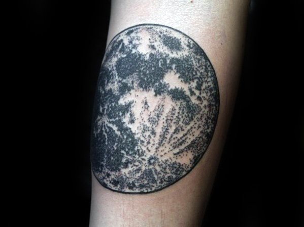 tatuaje luna realista para hombre 26