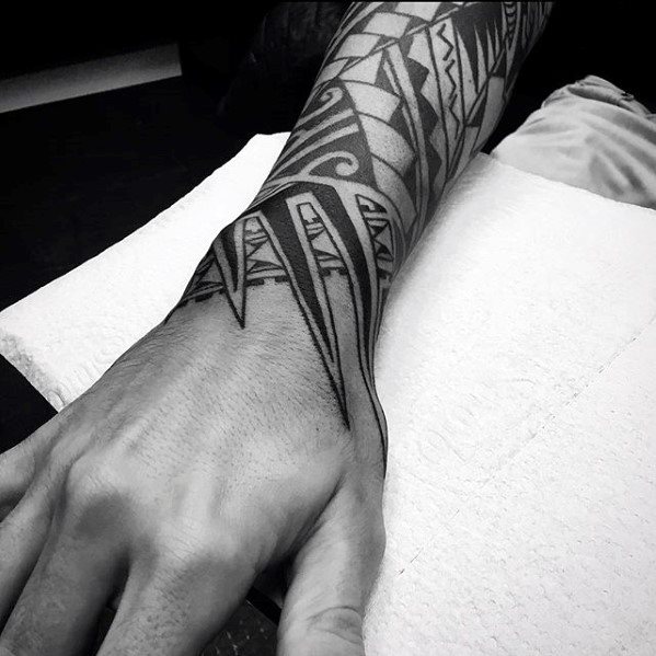 tatuaje polinesio antebrazo para hombre 01