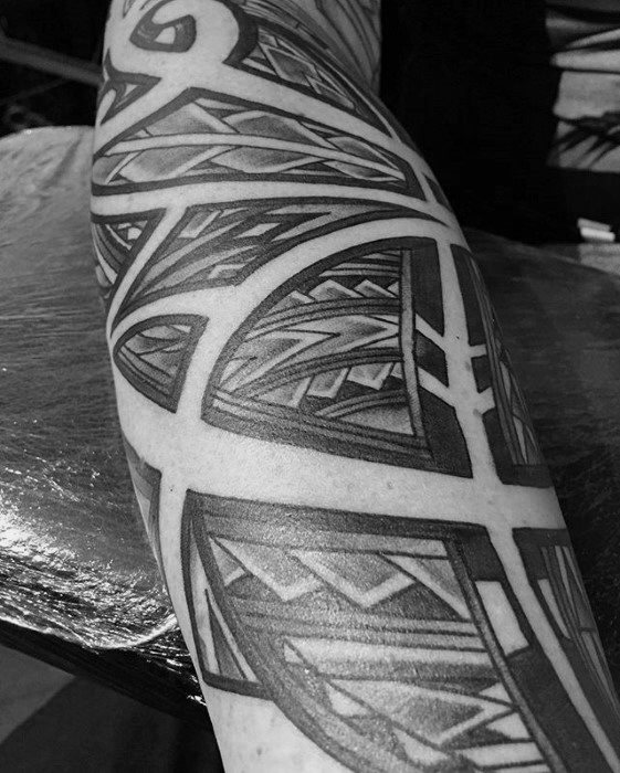 tatuaje polinesio antebrazo para hombre 04