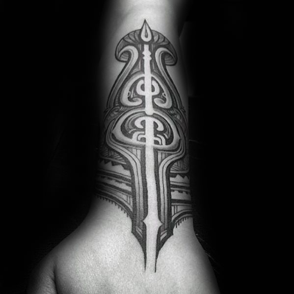 tatuaje polinesio antebrazo para hombre 06