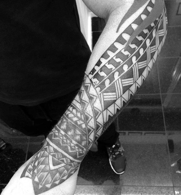 tatuaje polinesio antebrazo para hombre 08