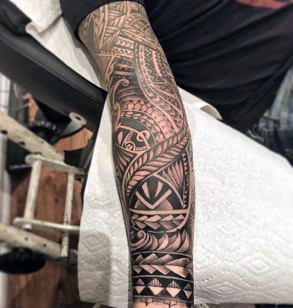 tatuaje polinesio antebrazo para hombre 10