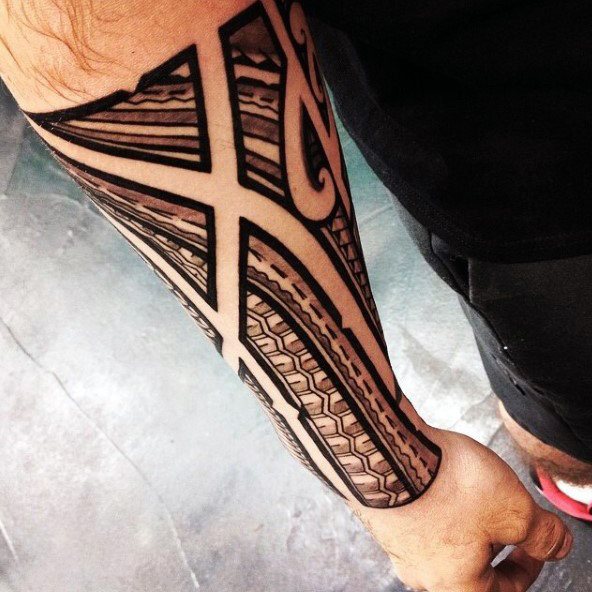 tatuaje polinesio antebrazo para hombre 11