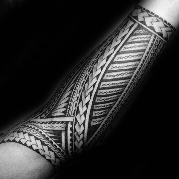 tatuaje polinesio antebrazo para hombre 13