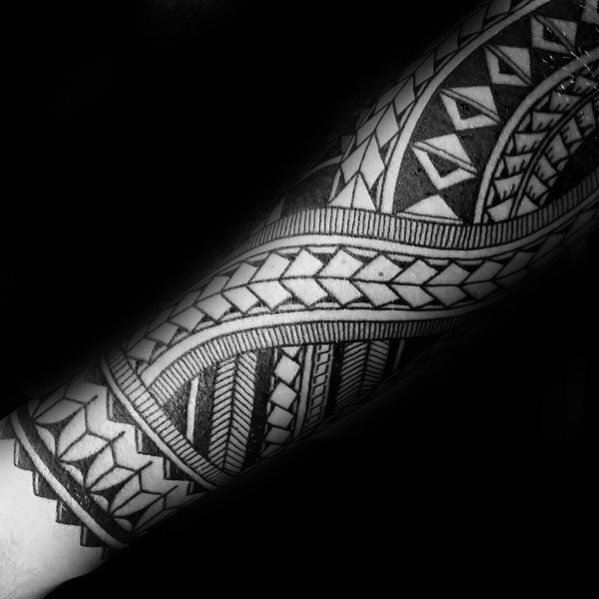 tatuaje polinesio antebrazo para hombre 14