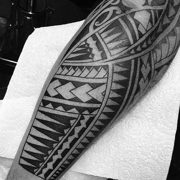 tatuaje polinesio antebrazo para hombre 17