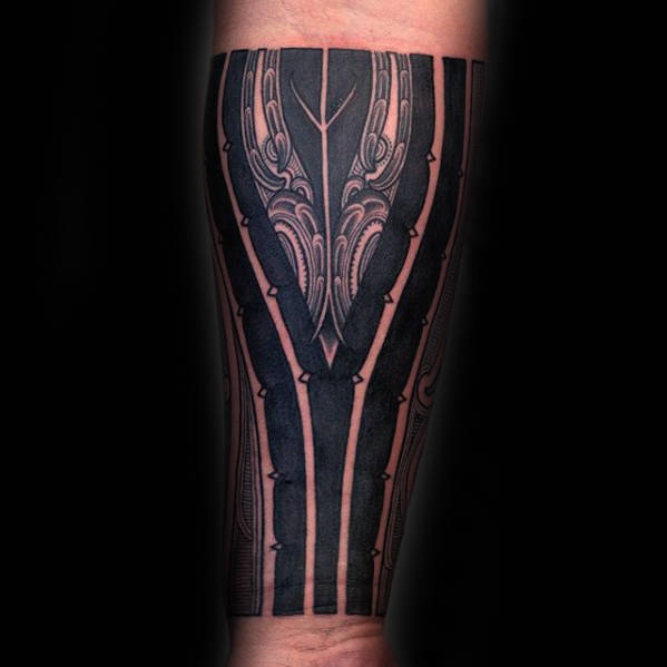tatuaje polinesio antebrazo para hombre 18