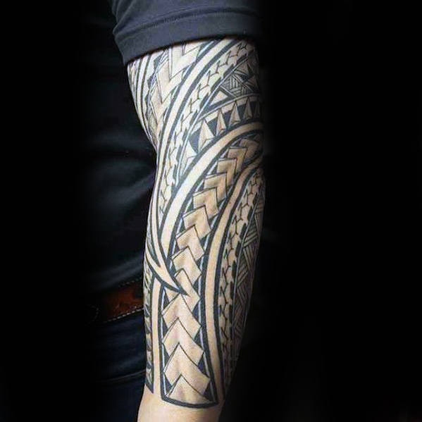 tatuaje polinesio antebrazo para hombre 20