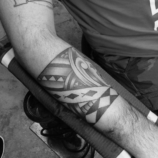 tatuaje polinesio antebrazo para hombre 22