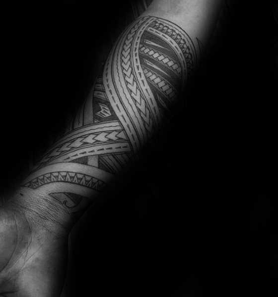 tatuaje polinesio antebrazo para hombre 23