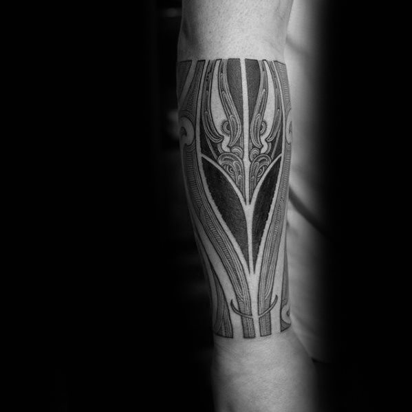 tatuaje polinesio antebrazo para hombre 24