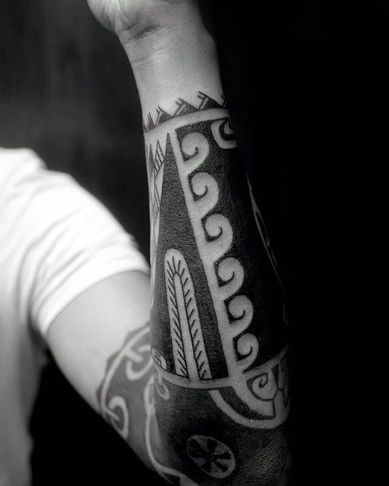 tatuaje polinesio antebrazo para hombre 26