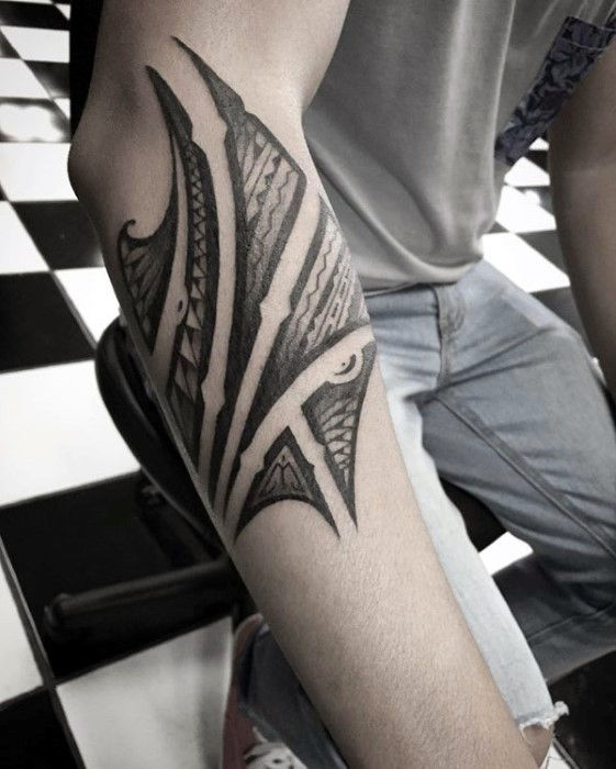 tatuaje polinesio antebrazo para hombre 27