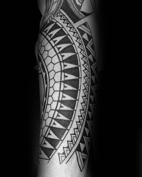 tatuaje polinesio antebrazo para hombre 29