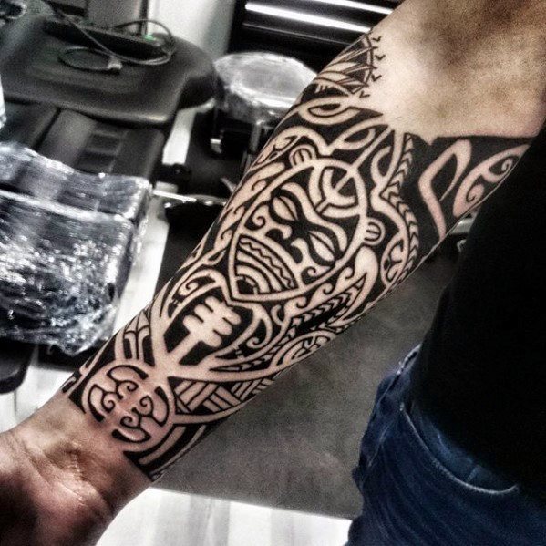 tatuaje polinesio antebrazo para hombre 30