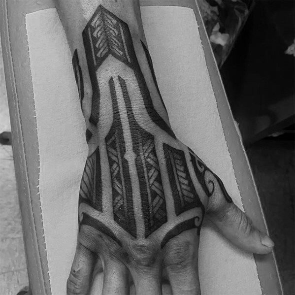 tatuaje polinesio antebrazo para hombre 32