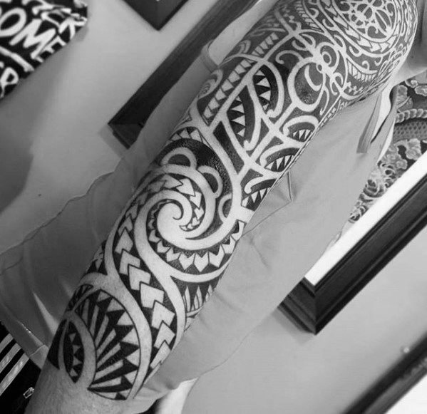 tatuaje polinesio brazo para hombre 03