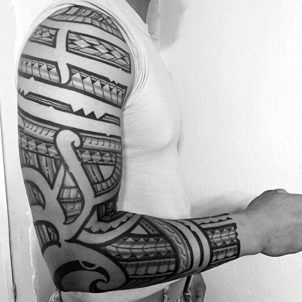 tatuaje polinesio brazo para hombre 06