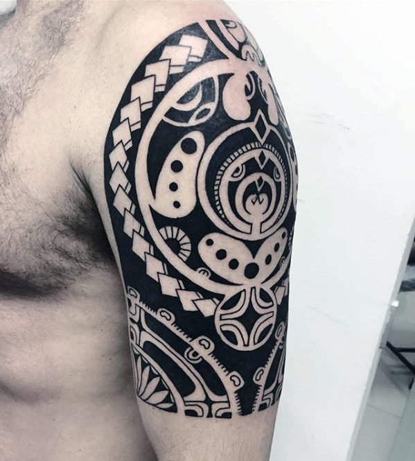 tatuaje polinesio brazo para hombre 11