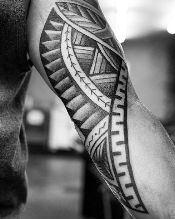 tatuaje polinesio brazo para hombre 13