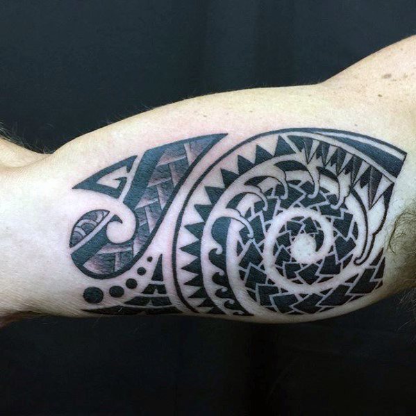 tatuaje polinesio brazo para hombre 15