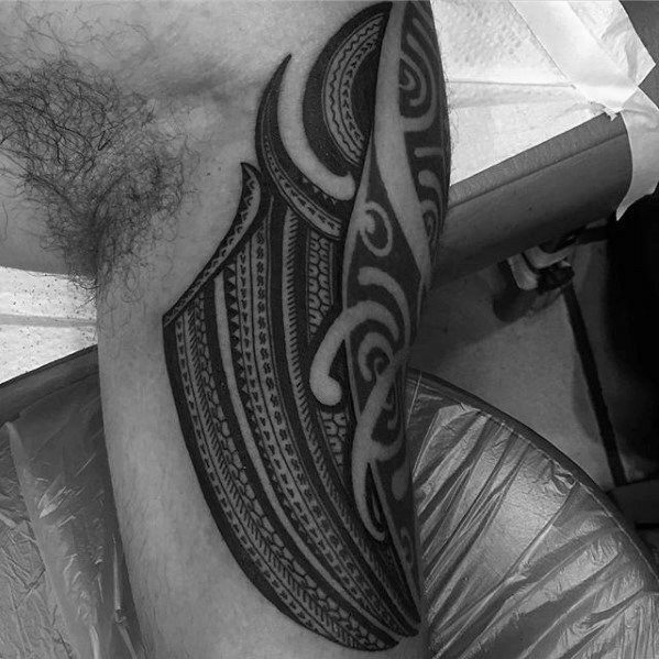 tatuaje polinesio brazo para hombre 22