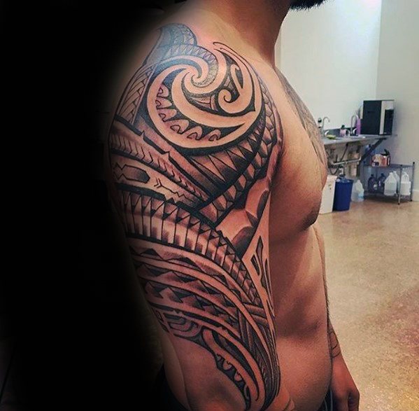 tatuaje polinesio brazo para hombre 24