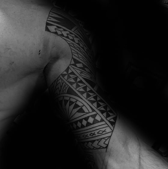 tatuaje polinesio brazo para hombre 28