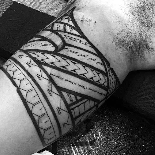 tatuaje polinesio brazo para hombre 29