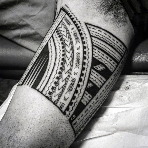 tatuaje polinesio brazo para hombre 31