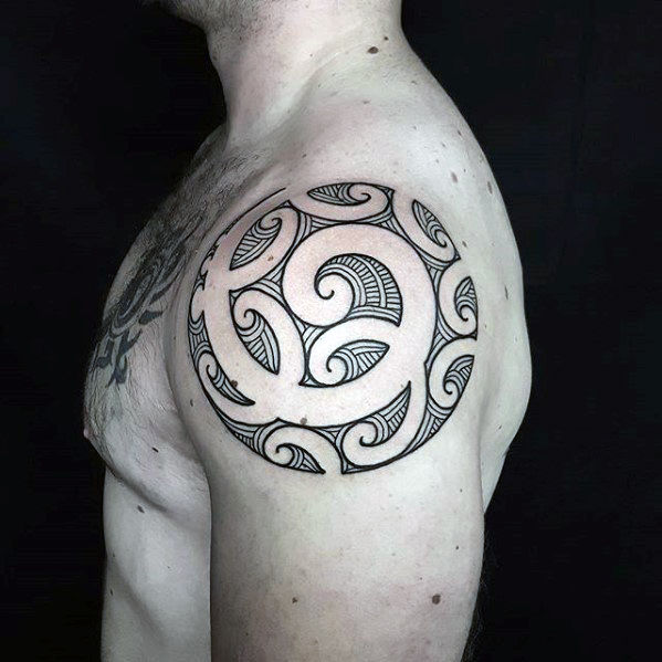 tatuaje polinesio brazo para hombre 33