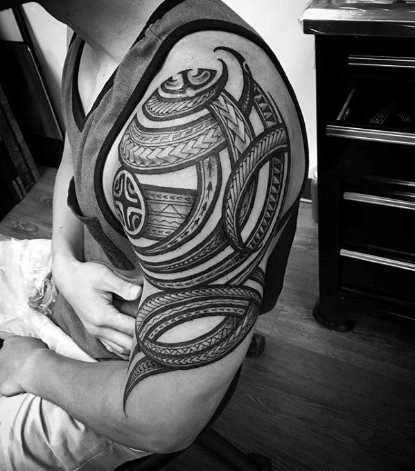 tatuaje polinesio brazo para hombre 34
