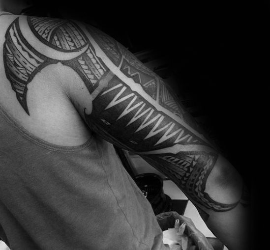 tatuaje polinesio brazo para hombre 41
