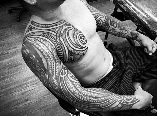 tatuaje polinesio manga para hombre 01