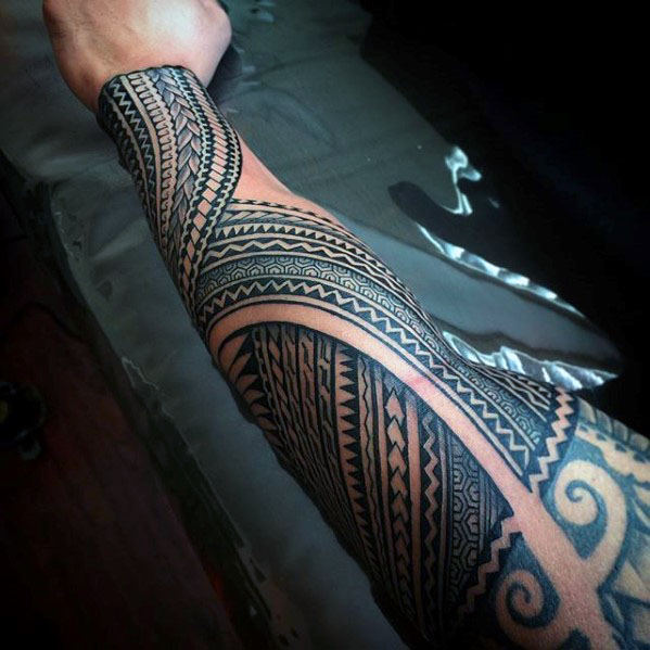 tatuaje polinesio manga para hombre 04