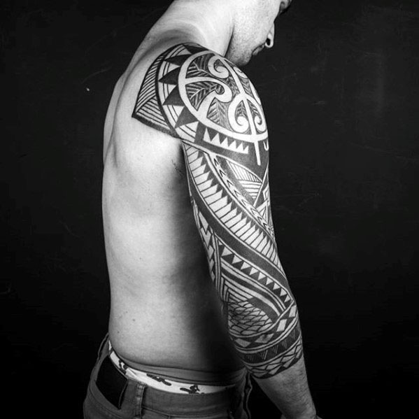 tatuaje polinesio manga para hombre 11