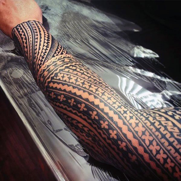 tatuaje polinesio manga para hombre 18