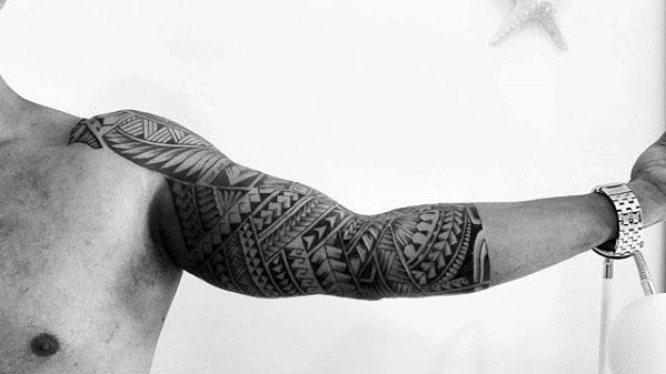 tatuaje polinesio manga para hombre 22