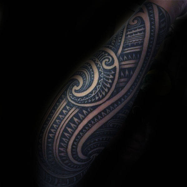 tatuaje polinesio manga para hombre 23